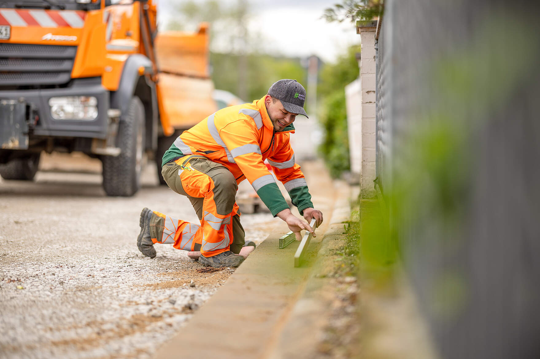 Mitarbeiter im Straßenbau bei der Arbeit