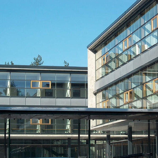 Ausschnitt der modernen Glasfassade des Bayerischen Landesamtes für Gesundheit und Lebensmittelsicherheit