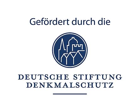 Das auf weißem Untergrund mit dunkelblauer Schrift und runder Silhouette mit mehreren Gebäuden die u.a. ein Burg, Kirche, Häuserensemble symbolisierenLogo gehaltene Logo enthält den Schriftzug "gefördert durch die Deutsche Stiftung Denkmalschutz".