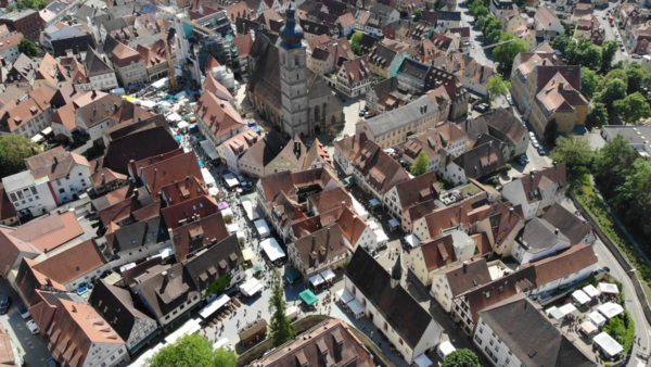 Luftbildaufnahme der Altstadt mit den Verkaufsständen des Jahrmarkts und des Kunsthandwerkermarkts.