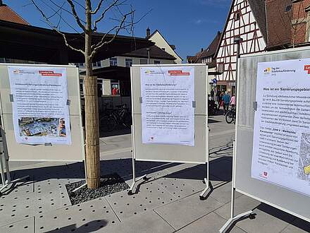 Plakate auf dem Paradeplatz auf Plakatwänden