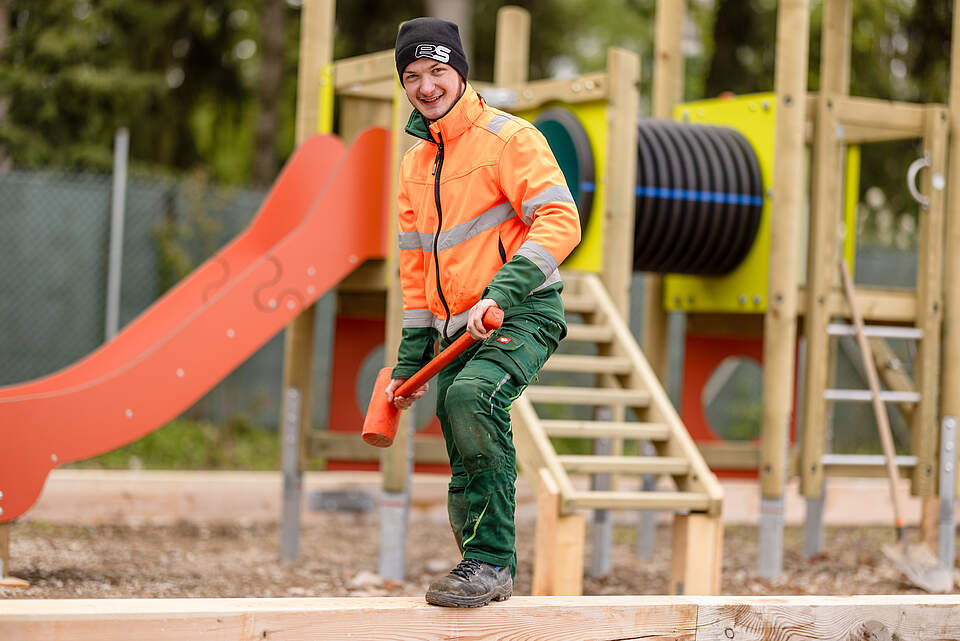 Azubi Gärtner der Stadt Forchheim beim Arbeiten auf einem Spielplatz