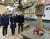 Oberbürgermeister Dr. Uwe Kirschstein, Bürgermeisterin Dr. Annette Prechtel und Bürgermeister Udo Schönfelder legten am Synagogendenkmal in Forchheim einen Kranz nieder.