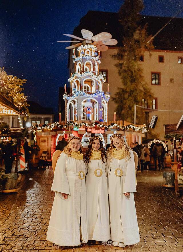 3 Engel stehen auf dem Forchheimer Weihnachtsmarkt