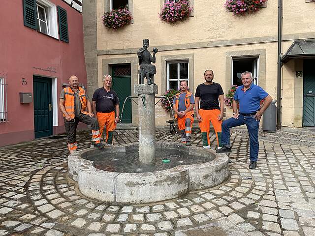 Bauhof-Team nimmt Konradsbrunnen in Betrieb Fünf Mitarbeiter des Forchheimer Bauhofs stehen um den Konradsbrunnen vor dem Verwaltungsgebäude in der St.-Martin-Straße.