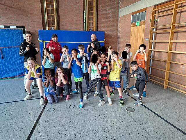 Die beiden Boxtrainer Ebu und Jörg zusammen mit Stadtjugendpfleger Daniel Sauer und der Nachmittags AG der Martinschule beim Boxtraining.