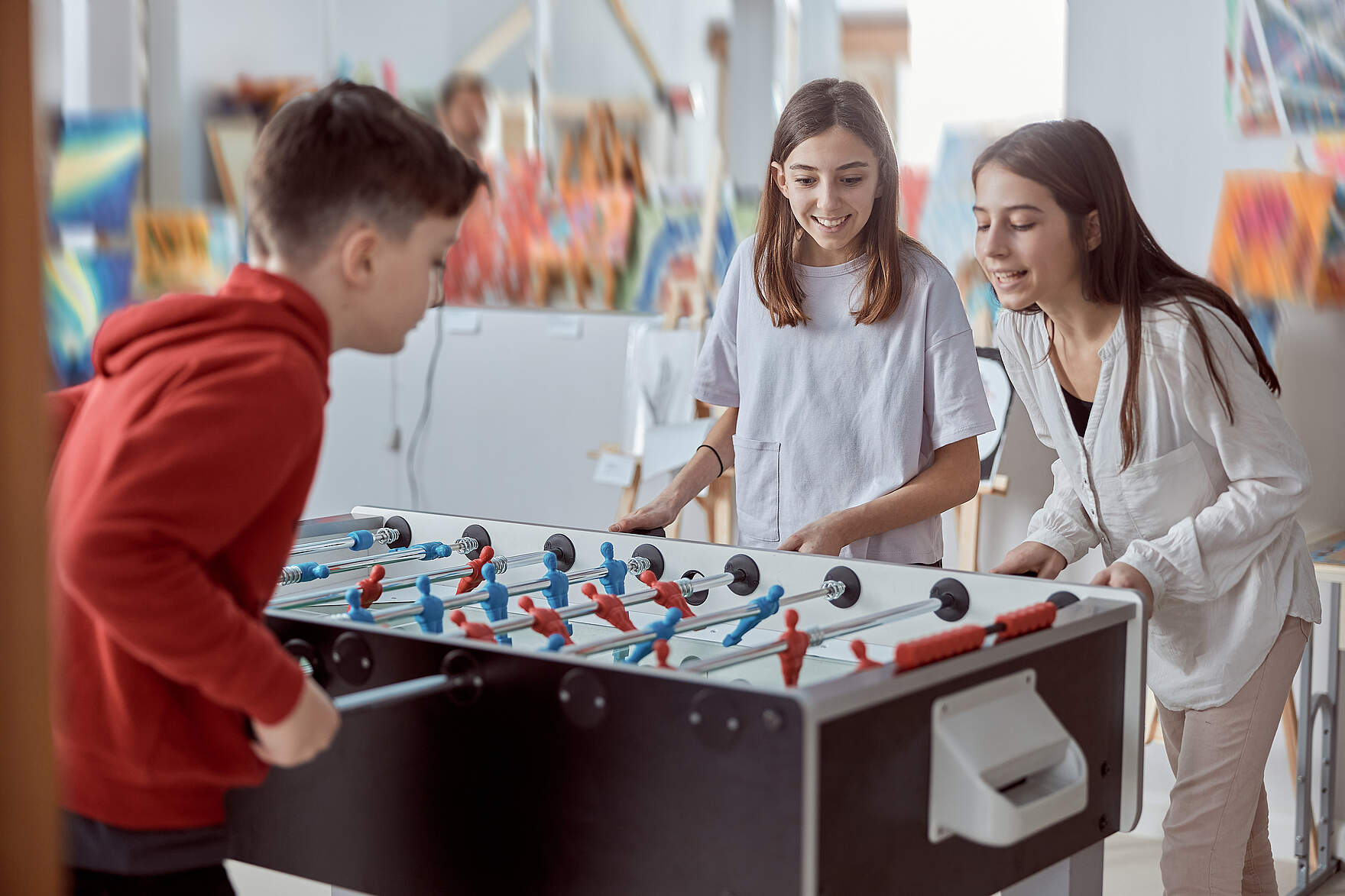 Jugendliche beim Kickerspielen