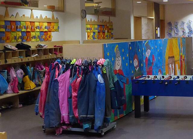 Jacken an einer Garderobe im Kindergarten aufgehängt