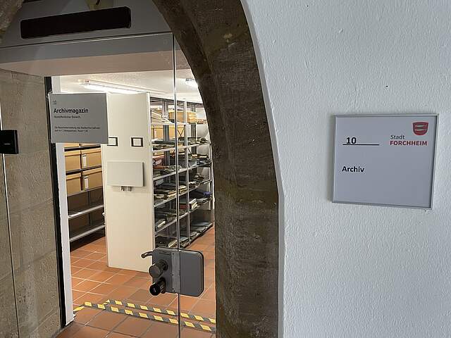 Stadtarchiv Forchheim Eingangsbereich eines Archivraums mit gefüllten Regalen