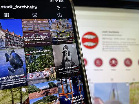 Instagram Stadt Forchheim Ein Instagram Feed auf einem Handy sowie im Hintergrund eine verschwommene Profilansicht des Instagram Account der Stadt Forchheim