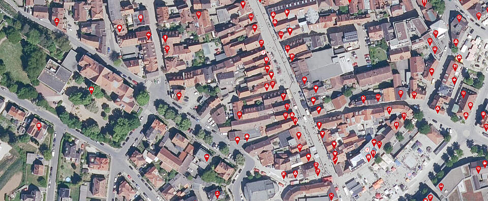 Ausschnitt aus dem Digitalen Zwilling - Bereich Unternehmensverzeichnis Innenstadtansicht aus der Vogelperspektive, Ausschnitt aus den Digitalen Zwilling der Stadt Forchheim, mit Markern zu den ansässigen Unternehmen.