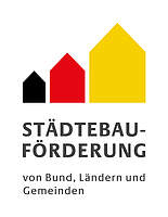 Das Logo zeigt eine einfache Grafik mit drei von links nach rechts größer werdenenden Häusern in den Farben schwarz, rot und Gold. Darunter der schwarze Schriftzug "Städtebauförderung von Bund, Ländern und Gemeinden".