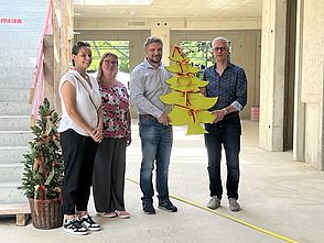 Der Baum wird an den Träger die Lebenshilfe Forchheim übergeben.