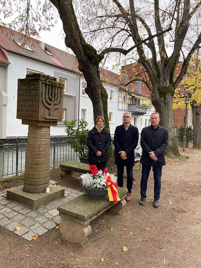 Oberbürgermeister Dr. Uwe Kirschstein, Bürgermeister Udo Schönfelder und Bürgermeisterin Dr. Annette Prechtel gedachten zusammen der Opfer des Nationalsozialismus.