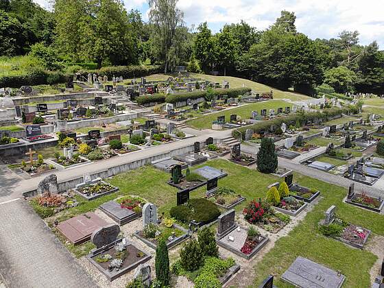 Luftbildaufnahme eines terrassenförmig angelegten Friedhofes.