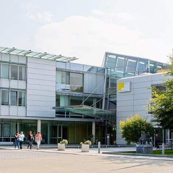 Klinikum Forchheim-Fränkische Schweiz gGmbH Außenansicht des Eingangsbereiches des Klinikums Forchheim-Fränkische Schweiz mit einem großen gepflasterten Vorplatz und Bäumen.