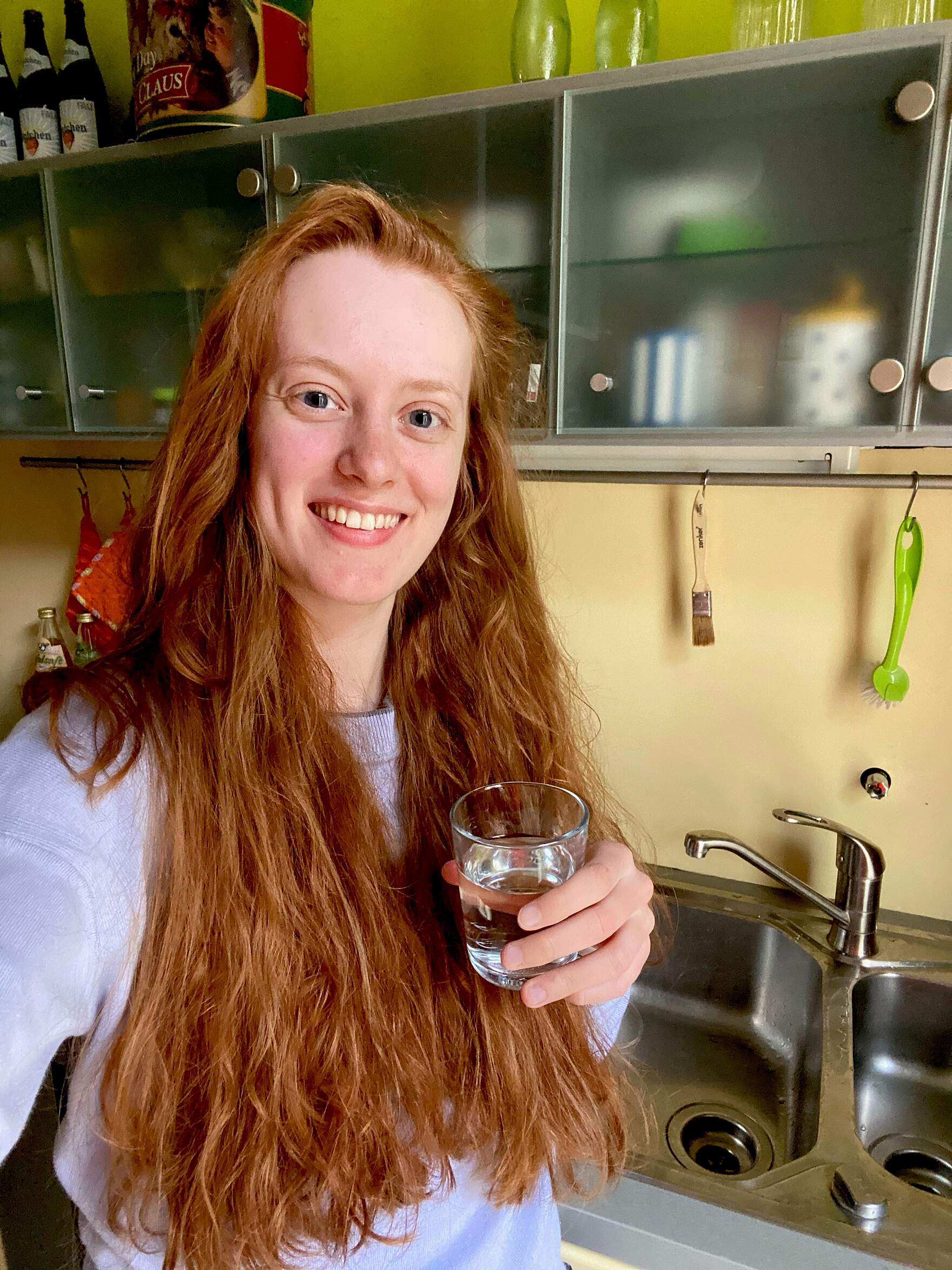 Frau mit Trinkwasser im Glas