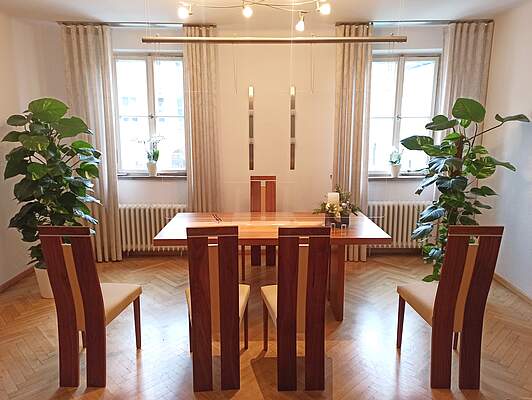 Stühle um Altar im Trauungszimmer 