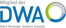 Das Logo der Deutsche Vereinigung für Wasserwirtschaft, Abwasser und Abfall e. V. enthält den Schriftzug "Mitglied der DWA Klare Konzepte. Saubere Umwelt". Die Buchstaben "DWA" sind in Großbuchstaben und in Blau angebracht. Rechts daneben befindet sich ein dreigeteilte Kreis mit den Farben Grün, Blau und Grau.