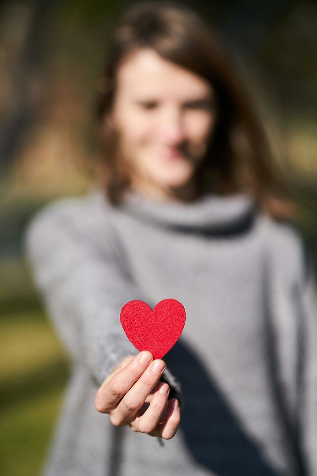 Frau mit Herz in der Hand