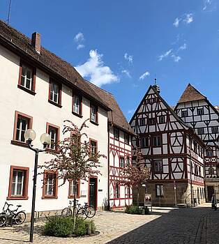 Eingang zum Standesamt Forchheim. Dahinter das Fachwerkensemble des historischen Forchheimer Rathauses.