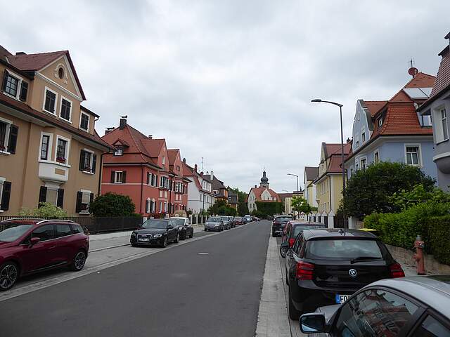 parkende Fahrzeuge in der Luitpoldstraße