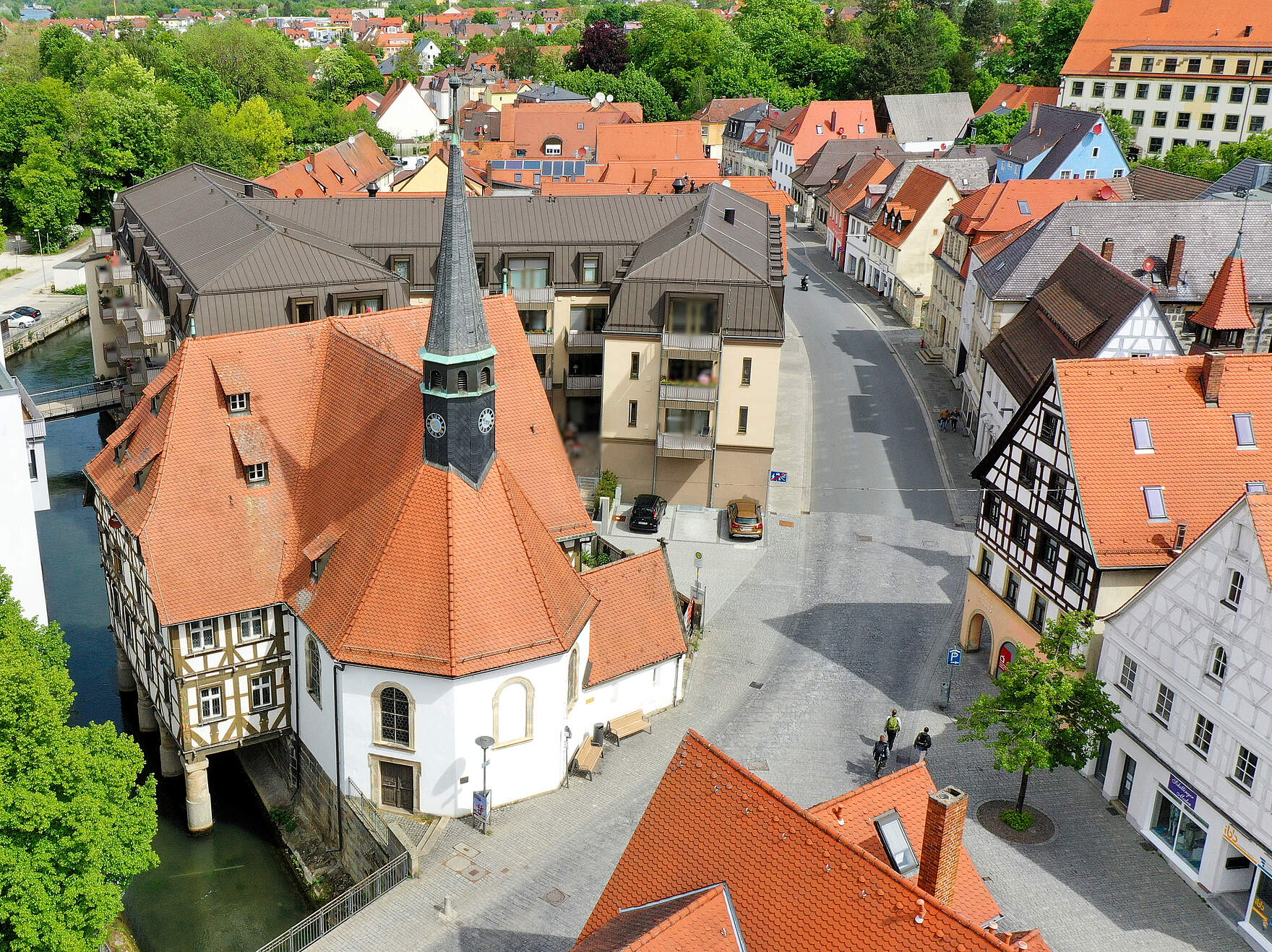 Luftbild einer Stadt mit einer Kirche im Zentrum.