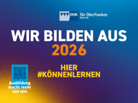 Stadt Forchheim ist "Ausbildungsbetrieb 2026 - IHK für Oberfranken Bayreuth" IHK Aufkleber für die ausgezeichneten Ausbildungsbetriebe 2026. Der HIntergrund ist ein Farbverlauf von Gelb über Lila nach Blau. Oben ist das Logo der IHK Oberfranen/Bayreuth angebracht, darunter der Text "Wir bilden aus 2026". Darunter steht "Hier #könnenlernen". links unten befindet sich noch ein QR-Code an dem der Schriftzug angebracht ist "Ausbildung macht mehr aus uns. "