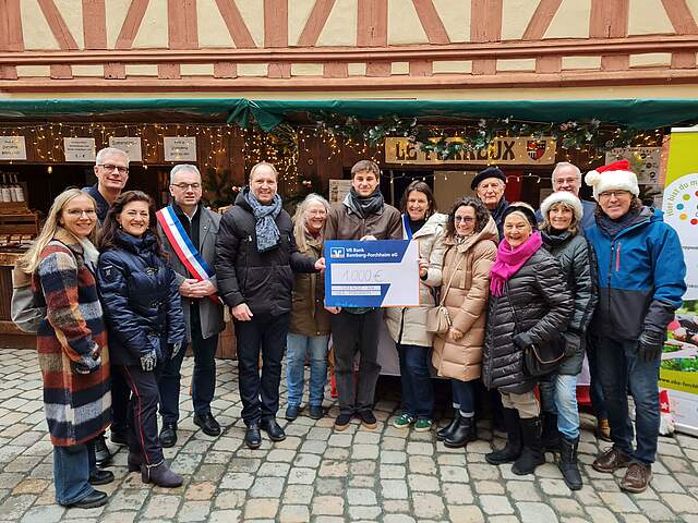 Spendenübergabe von der Partnerstadt Le Perreux auf dem Weihnachtsmarkt