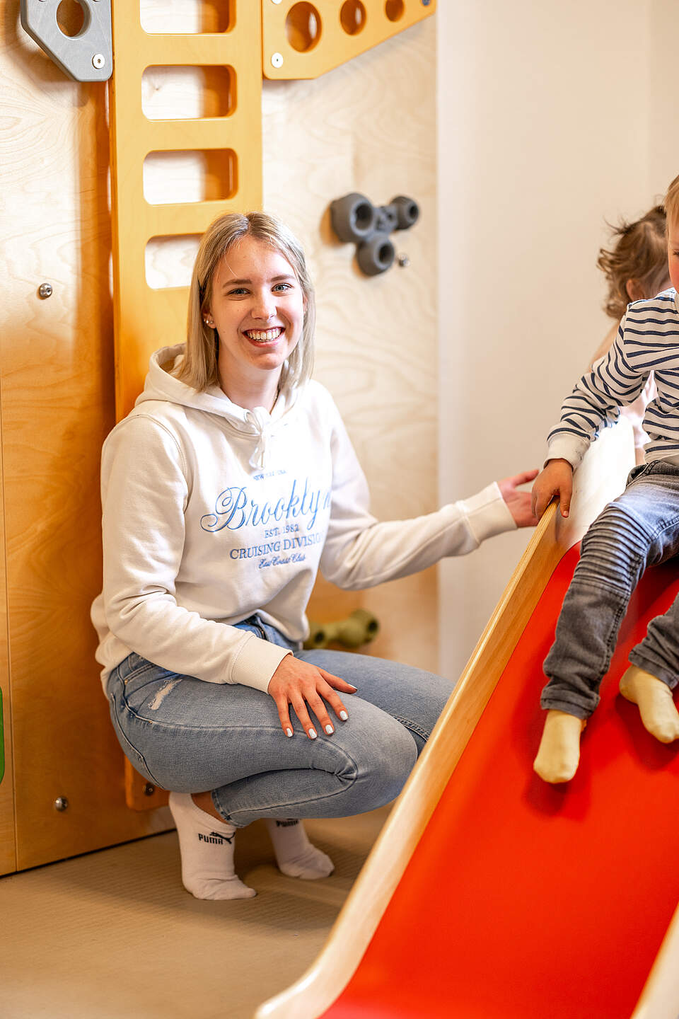 Azubi Erzieherin mit Kindern