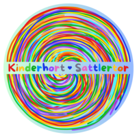 Das Logo der Kita Sattlertor besteht aus mehrfarbigen überlagerten Kreisen. In der Mitte steht in bunten Buchstaben "Kinderhort Sattlertor". Zwischen den beiden Wörtern befindet sich ein kleines blaues Herz.