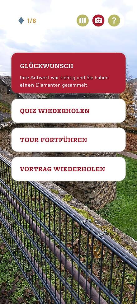 Screenshot einer Themen App. Im obersten roten Feld steht: Glückwunsch. Ihre Antwort war richtig und Sie haben einen Diamanten gesammelt. Darunter befinden sich drei weiße Felder. Wortlaut des ersten Feldes: Quiz wiederholen. Darunter der Wortlaut: Tour fortführen und letzt das Feld mit dem Wortlaut: Vortrag wiederholen.