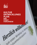 Links oben befindet sich ein rotes Quadrat mit dem Schriftzug "Kulturentwicklungsplanes der Stadt Forchheim". Dahinter ein weißer Bildschirm mit dem schwarzen Schriftzug "Herzlich willkommen!" und 