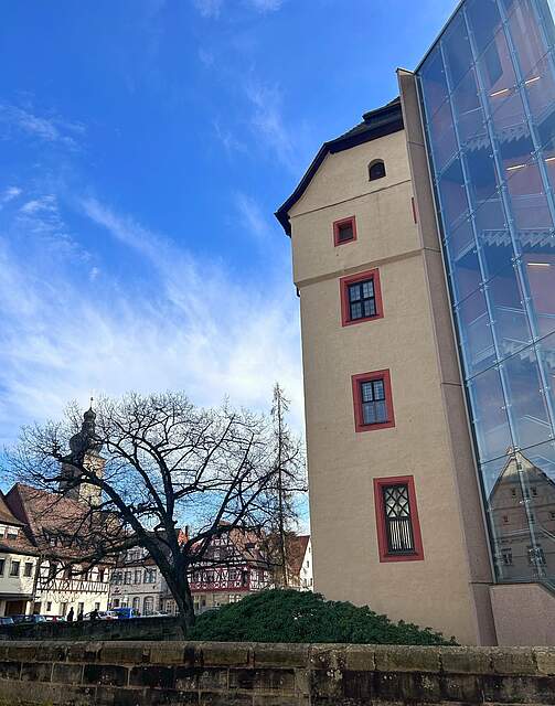 Außenansicht der Forchheimer Kaiserpfalz mit dem gläsernen Turm.