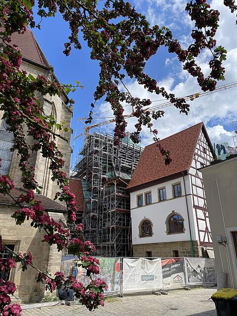Rathaus Forchheim Außenansicht der Rückseite des historischen Rathauses in Forchheim mit der teilrestaurierten Fassade. Im Bild noch ein Teil der Kirche St. MArtin sowie einige blühende Äste des Rotdorns.