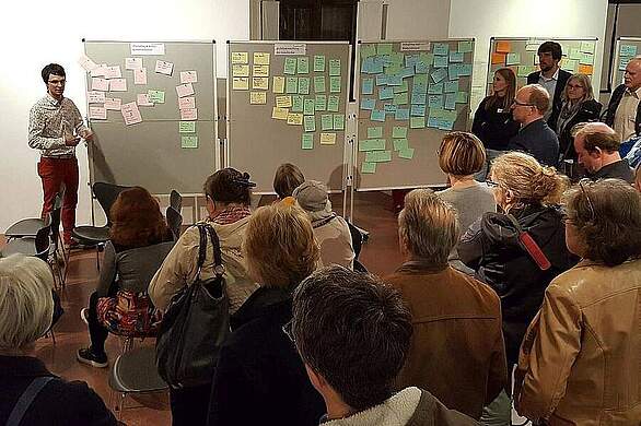 Kulturworkshop an der Stecktafel mit vielen Zetteln