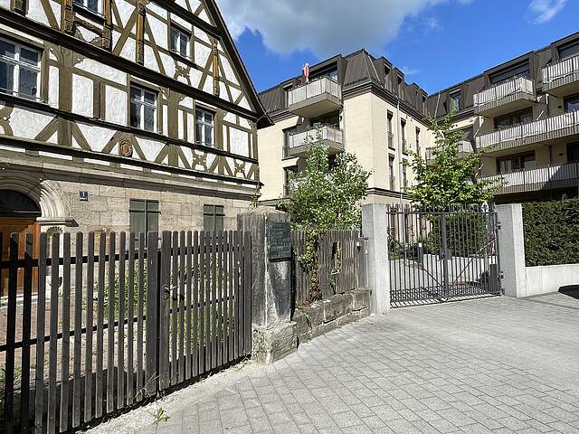Ein Ausschnitt der Spitalkirche mit Fachwerkfasade und dem neueren Bau des mehrstöckigen Katharinenspitals mit Wohnungen für Senioren.