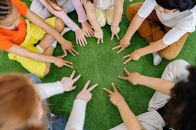 Kinderhände in einem Kreis