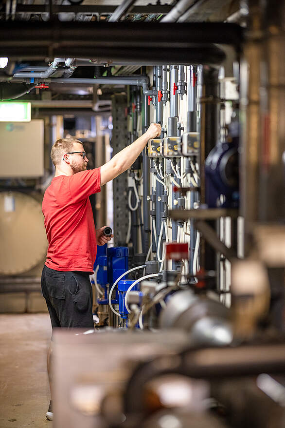 Mitarbeiter des Königsbades bei der Arbeit an der Technik