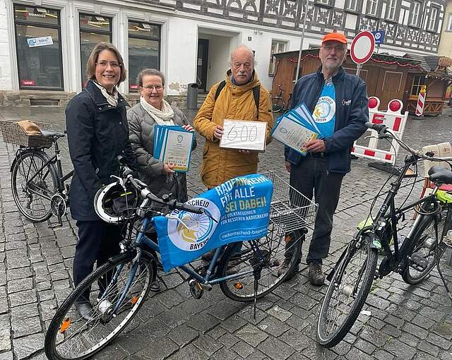 Unterschriftenübergabe an Dr. Annette Prechtel für den "Radentscheid Bayern" vor dem Einwohnermeldeamt in Forchheim