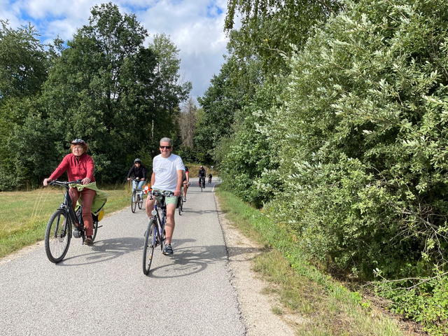 Mitarbeiter der Stadtverwaltung beim Radeln im Grünen.