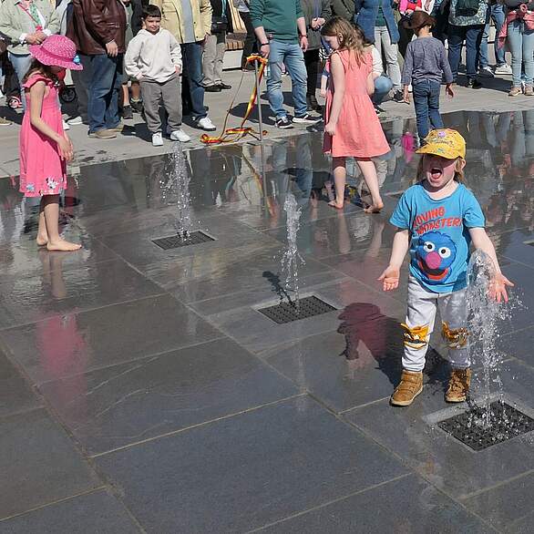 Kinder auf dem neuen Fontänenfeld.