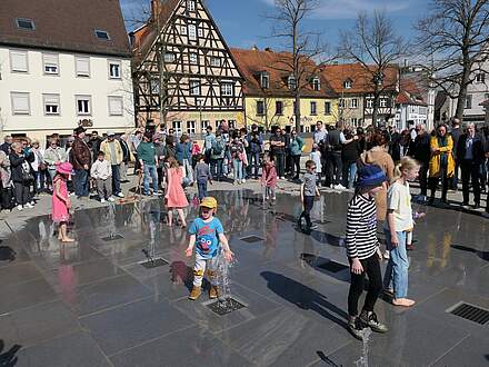 Kinder auf dem neuen Fontänenfeld.