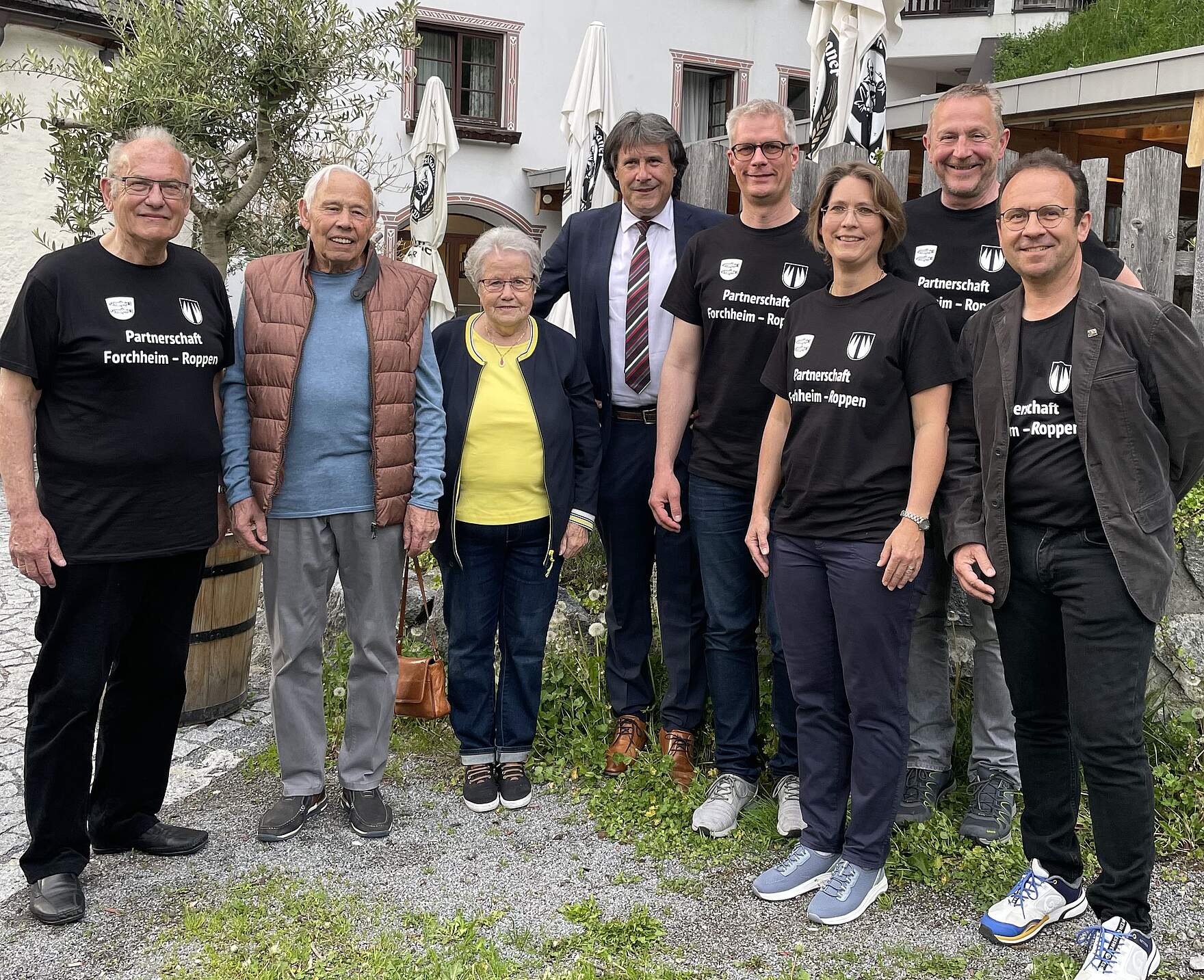 Gruppenfoto (v.l.) mit Eduard Nöth, Altbürgermeister (Roppen) Anton und Hermine Auer, Bürgermeister Ingo Mayr (Roppen), OB Dr. Uwe Kirschstein, Bürgermeister Udo Schönfelder, Bürgermeisterin Dr. Annette Prechtel und Stadtrat Markus Schmidt.