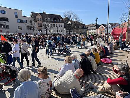 Viele Gäste flanieren über den Paradeplatz oder haben auf den zahlreichen Bänken Platz genommen.