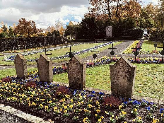 Kriegsgräber am Alten Friedhof im Herbst