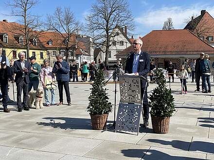 Oberbürgermeister Dr. Uwe Kirschstein hält die Begrüßungsrede auf dem Paradeplatz, umgeben von vielen Gästen.