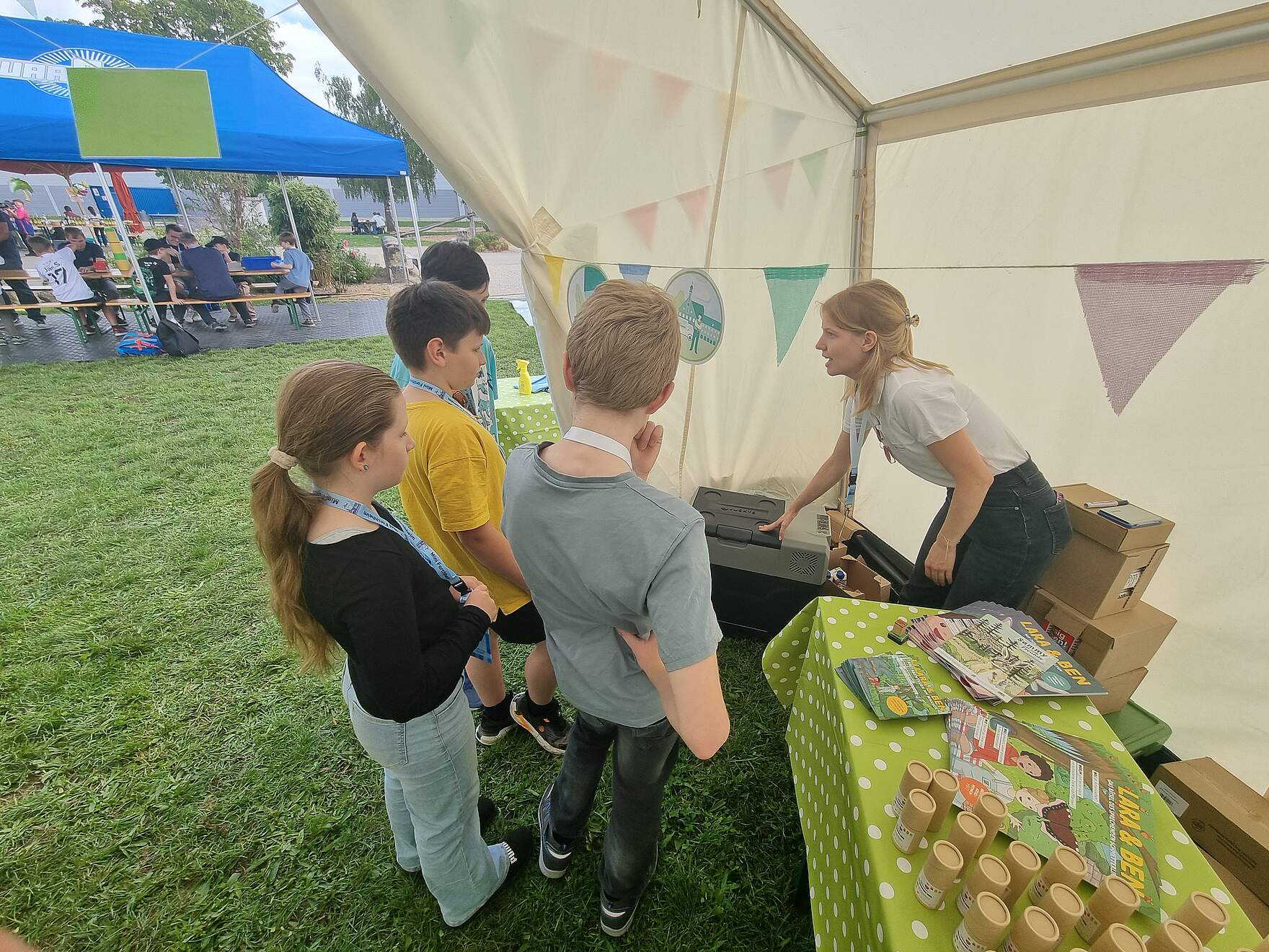 Kinder bei einer Veranstaltung im Freien