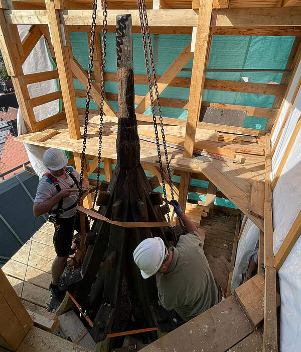 Die Rathausturmspitze des Forchheimer Rathauses wird für den Transport gesichert Zwei Facharbeiter sichern die Rathausturmspitze für die Demontage und das Herablassen mittels Kran auf den Rathausplatz