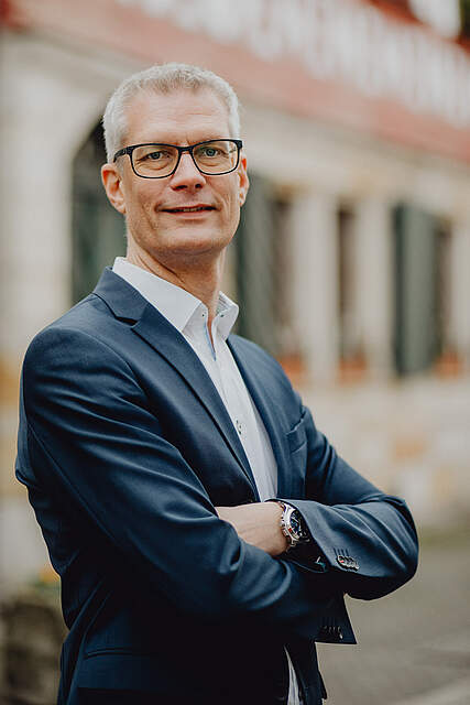 Der Oberbürgermeister Dr. Uwe Kirschstein vor dem historischem Rathaus.